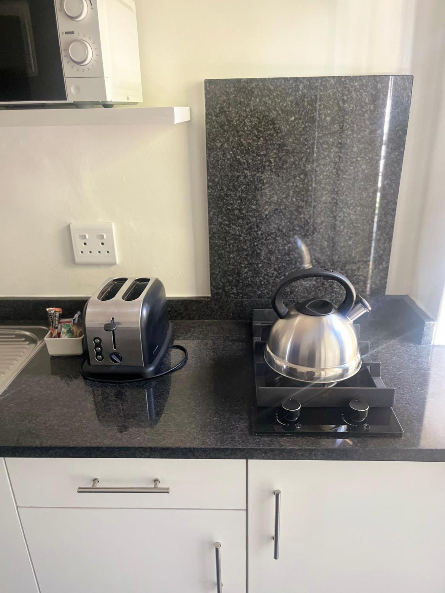 Vetho 2 Apartments Or Tambo Airport Kempton Park Esterno foto