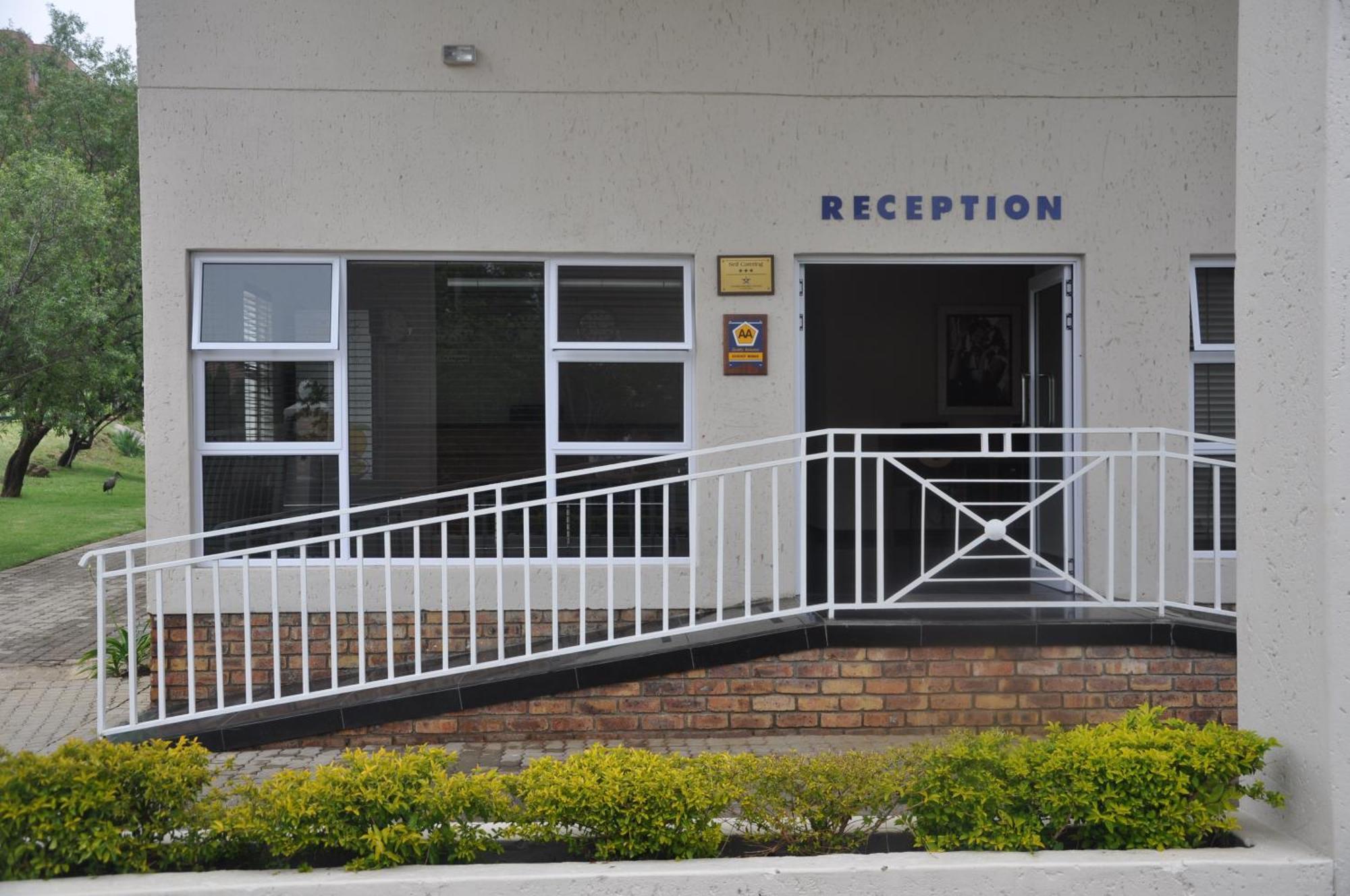 Vetho 2 Apartments Or Tambo Airport Kempton Park Esterno foto